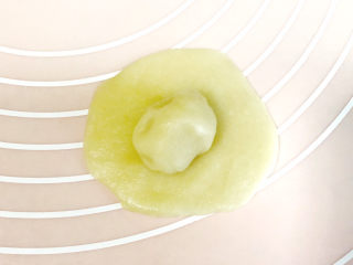 8、枣泥核桃馅老婆饼,取一个水油皮擀成中间厚四周薄的圆皮，取一个油酥放在圆皮中心