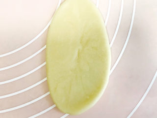 10、枣泥核桃馅老婆饼,擀面杖从中间向上擀开，再从中间向下擀开，成牛舌状