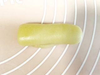 11、枣泥核桃馅老婆饼,自上而下卷起来