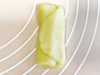 12、枣泥核桃馅老婆饼,翻过来，收口向上，中间压扁