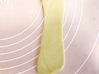 13、枣泥核桃馅老婆饼,继续擀成牛舌状