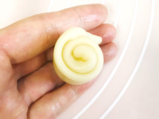 14、枣泥核桃馅老婆饼,自上而下卷起来，侧面看，成漂亮的圈圈