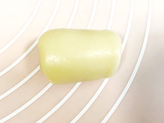 15、枣泥核桃馅老婆饼,放在案板上