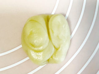 16、枣泥核桃馅老婆饼,将两头向中间捏过来