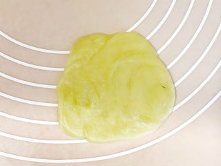 18、枣泥核桃馅老婆饼,继续擀成中间厚四周薄的圆形