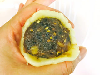 19、枣泥核桃馅老婆饼,取一个枣泥核桃球放在圆皮中间，利用左手的虎口，慢慢包起来