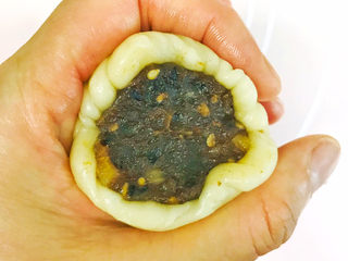 20、枣泥核桃馅老婆饼,利用虎口逐渐地将圆皮推上来，包住馅料