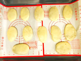 23、枣泥核桃馅老婆饼,依次做好全部，移至烤盘上