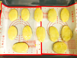 24、枣泥核桃馅老婆饼,打一个鸡蛋，取蛋黄一个，搅拌均匀，在老婆饼上均匀地刷一层蛋黄液