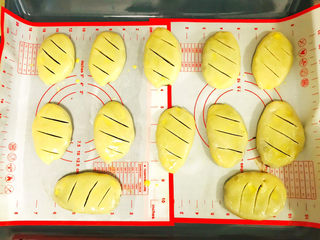 25、枣泥核桃馅老婆饼,用锋利的刀，斜着切割三刀，要漏出馅料，防止烘烤时爆馅儿