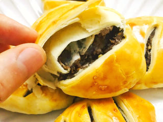 28、枣泥核桃馅老婆饼,看看细节，酥脆香甜的口感，甜度刚刚好，不甜不腻，咬一口，外酥内绵，直掉渣