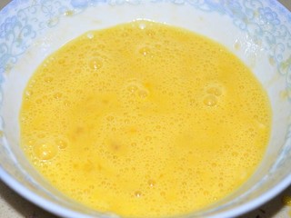 13、香蕉飞饼卷,鸡蛋搅拌均匀