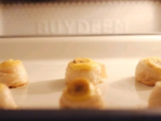 15、香蕉飞饼卷,烤盘放入烤箱中层，上下火190度，烤15分钟