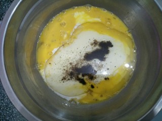 2、杂蔬蛋糕,牛奶,50克油,胡椒粉混合搅拌均匀。