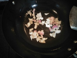 4、杂蔬蛋糕,锅内放20克油烧热放入洋葱粒抄出味来。