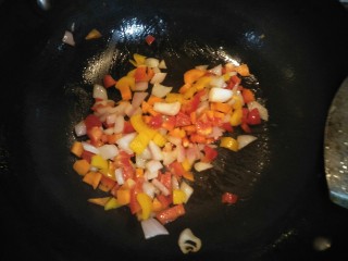 5、杂蔬蛋糕,加入红黄椒和红萝卜轻抄一会