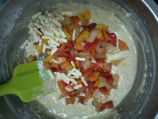 6、杂蔬蛋糕,将芝士和蔬菜丁放入蛋糕糊中搅拌均匀