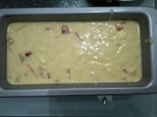 7、杂蔬蛋糕,将蛋糕糊倒入不粘烤盘中振出汽泡