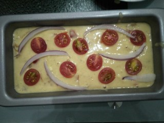 8、杂蔬蛋糕,表面放上圣女果和洋葱条