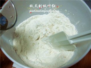 3、法棍面包,慢慢的倒入75g水,用刮刀翻拌;