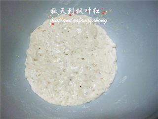 6、法棍面包,三小时后将容器盖打开,表面可以看到许多的小泡泡,放进冰箱冷藏6小时以上;