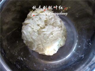 9、法棍面包,将酵头拿出来跟主面团放一起揉匀;