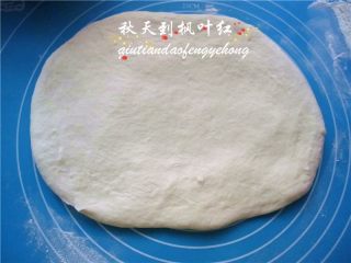 12、法棍面包,将面团用手压扁;