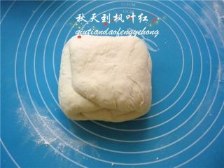 14、法棍面包,然后再左右折叠;