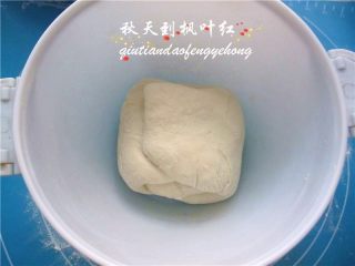 15、法棍面包,面团放进容器里,盖上容器盖发酵40分钟;