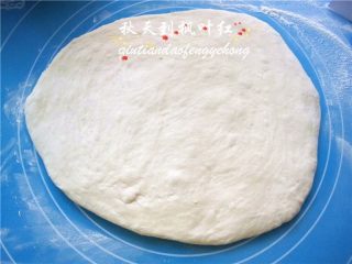 17、法棍面包,再将面团拿出来用手压扁;