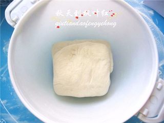 19、法棍面包,面团放进容器里,盖上容器盖发酵120分钟;