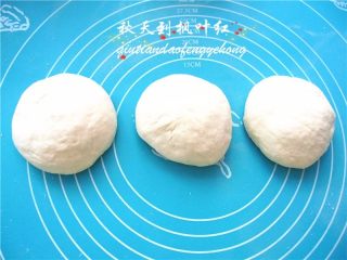 22、法棍面包,将面团分成3份,滚圆,松驰15分钟;