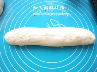 23、法棍面包,取一个面团整形成法棍形状;