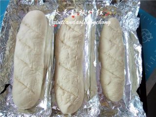 25、法棍面包,在面包坯表面划痕(刀具不够锋利,划痕太浅);