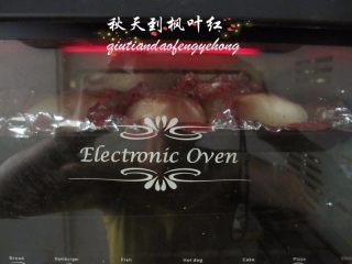 27、法棍面包,烤箱调至180度,将烤盘放进网架上烤30分钟至表面金黄