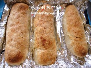 28、法棍面包,中途每隔五分钟将法棍的烤盘拿出来,喷上适量水,继续烤,最后十分钟可将烤盘放上层烤