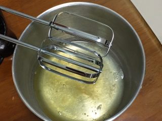 1、抹茶芒果裸蛋糕,鸡蛋分离出蛋白和蛋黄。蛋白中加入柠檬汁。