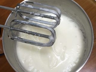 3、抹茶芒果裸蛋糕,继续搅打50圈，再加细砂糖15克。