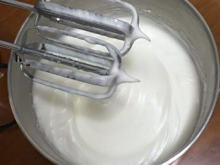 4、抹茶芒果裸蛋糕,再搅打50圈，蛋白变得细腻光滑，再加15克细砂糖。