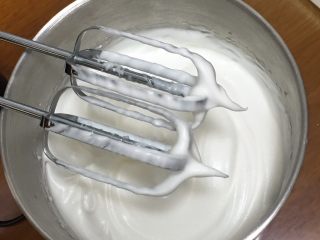 5、抹茶芒果裸蛋糕,再打50圈，蛋白出现直立的小尖峰。
