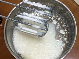 6、抹茶芒果裸蛋糕,牛奶和玉米油混合，加盐，用打蛋器低速打至融合。