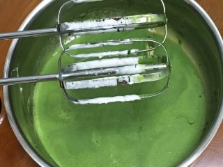 7、抹茶芒果裸蛋糕,抹茶粉加点温水，搅拌成泥状，再倒入玉米油中，搅拌均匀。