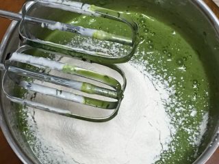 9、抹茶芒果裸蛋糕,过筛低筋粉。