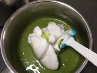 11、抹茶芒果裸蛋糕,取三分之一的蛋白进抹茶糊中。