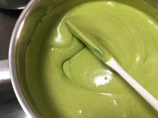 12、抹茶芒果裸蛋糕,用翻拌的手法拌匀蛋糕糊。