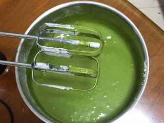 10、抹茶芒果裸蛋糕,也用打蛋器低速搅拌均匀。