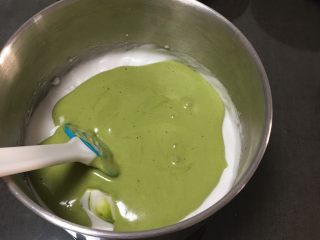 13、抹茶芒果裸蛋糕,蛋糕糊倒回蛋白中。