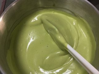 14、抹茶芒果裸蛋糕,继续翻拌50次左右，蛋糕糊就完成了。