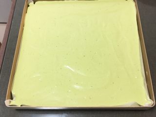 15、抹茶芒果裸蛋糕,金盘铺上烤盘纸，方便脱模。