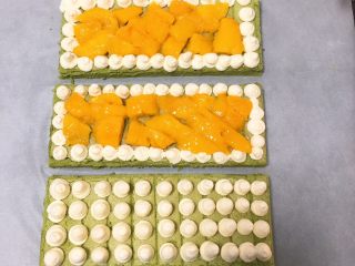 19、抹茶芒果裸蛋糕,蛋糕分成三份，每一份四周挤入奶油霜，中间放芒果肉，一块挤入奶油霜。